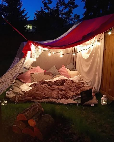 Backyard Camping Sleepover, Sleepover Fort, Tent Sleepover, Outdoor Forts, Sleepover Room, Fort Ideas, Backyard Fort, Blanket Forts, Sleepover Tents