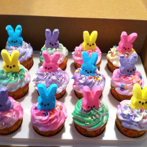 Peep cupcakes Toddler Easter Party Snacks, Kids Easter Cupcakes, Cute Easy Easter Treats, Easter Peep Cupcakes, Cute Easter Desserts Cupcakes, Easter Cupcakes With Peeps, Peeps Cupcake Ideas, Peep Themed Party, Diy Easter Cupcakes Ideas