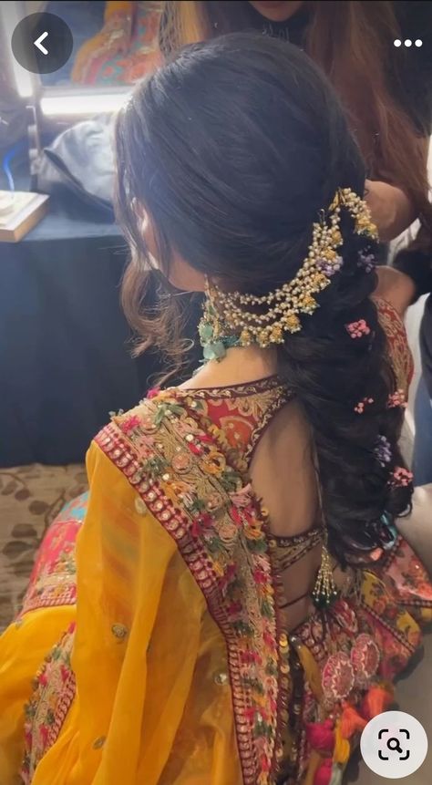 Fishtail Braid Hairstyles For Saree, Simple Hairstyle For Haldi, Hairstyle For Mehndi Bride, Messy Bun On Saree, Jora Hairstyle Pakistani, Indian Wedding Hairstyles For Straight Hair, Marriage Hairstyle Indian, Sangeet Hairstyles Bridesmaid Hair, Sagar Choti Hairstyles