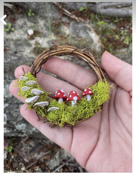 Clay Mushroom Mirror, Polymer Clay Needle Felting, Cottage Core Ornaments, Polymer Clay Projects Ideas Diy, Polymer Clay Terrarium, Polymer Clay Mushroom Tutorial, Diy Mini Mushrooms, Mushroom Wreath Diy, Christmas Clay Decor