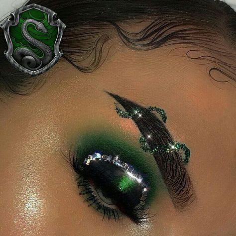 A perfect #Slytherin eye look. #eyemakeup #makeupartistry #beautybloggers #beautypost Slytherin Makeup, Crazy Eyeshadow, Frog Cards, Harry Potter Makeup, Themed Makeup, Stile Harry Potter, Beginners Eye Makeup, Harry Potter Cosplay, Alt Makeup