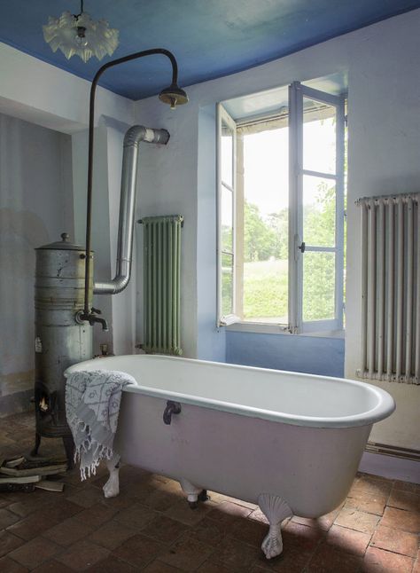 ..♔.. French Country Shower Ideas, Country Shower Ideas, Boho Window Treatments, Small Bathroom Decoration, British Nostalgia, Lace Window Treatments, Nostalgia Music, Rustic Window Treatments, Farmhouse Bathroom Ideas