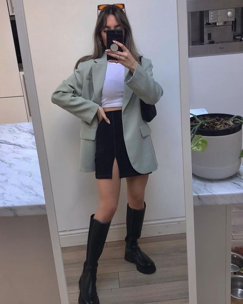 Sage Blazer Outfit, Sage Green Blazer Outfit, Sage Blazer, London Aesthetic Outfits, Sage Green Blazer, Green Blazer Outfit, Outfit Inso, London Aesthetic, Good Weekend