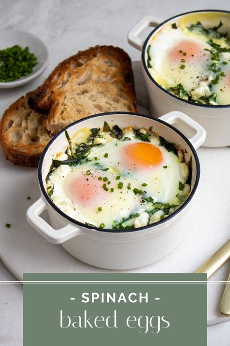 These spinach baked eggs are creamy and full of flavor while being quick and easy to make! Enjoy them for breakfast, brunch, lunch, or dinner. Kay Nutrition, Oatmeal And Eggs, Eggs Spinach, Spinach Bake, Savory Oatmeal, Baked Eggs Recipe, Fresh Breakfast, Spinach Egg, Healthy Eggs