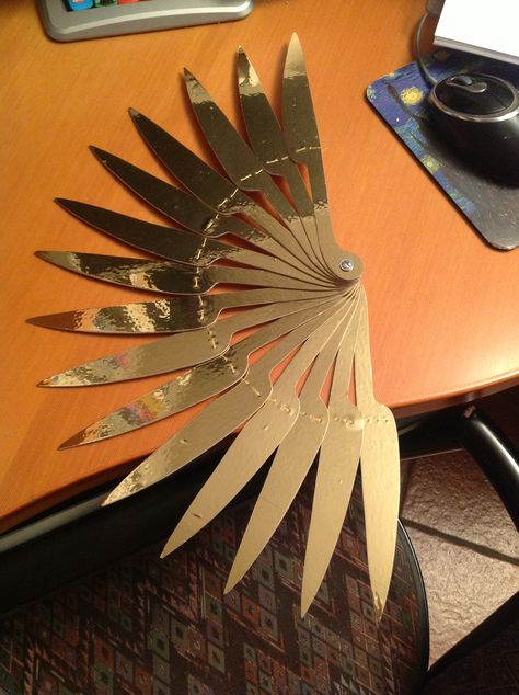 Knife Fan, Fan Blade Art, Battle Fan, Chinese Fans, Chinese Fan, Pretty Knives, Fantasy Props, Idee Cosplay, Steampunk Diy