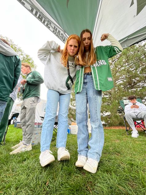 Michigan State Tailgate Outfits, Msu Game Day Outfit, Green Game Day Outfit, Msu Tailgate Outfit, Michigan State Game Day Outfit, Tailgate Pictures, Tailgate Outfit Fall, Fall Tailgate Outfit, Msu Tailgate