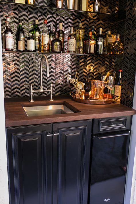 Modern Basement Bar, Modern Home Bar Designs, Bar Renovation, House Beautiful Kitchens, Home Bar Plans, Beautiful Modern Homes, Modern Home Bar, Modern Basement, Home Bar Design