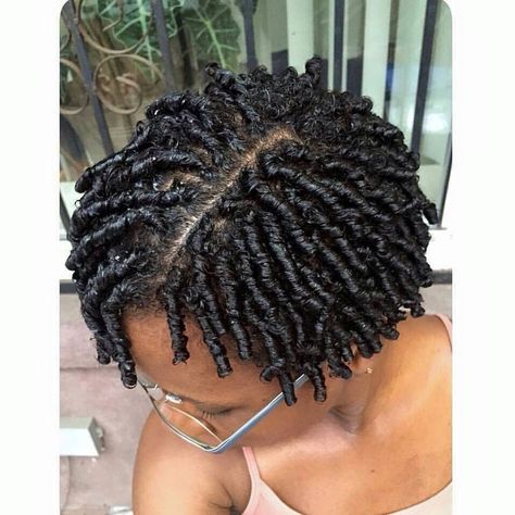 Finger coils. Pinterest: @da'jharayhenriquez Coil Styles, Locking Hair, Comb Coils, Comb Twist, Coiling Natural Hair, Medium Natural Hair Styles, Natural Locs, Cabello Afro Natural, Finger Coils