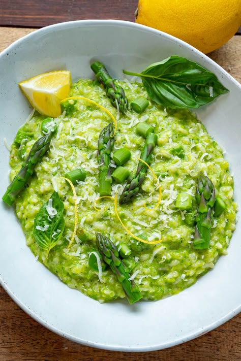 A simple creamy risotto with asparagus, basil and a splash of lemon juice! Saffron Rissoto Recipes, Asparagus Risotto Recipes, Risotto With Asparagus, Italian Rice Dishes, Salad Appetizer Cups, Asparagus Risotto, Creamy Risotto, Closet Cooking, Italian Rice