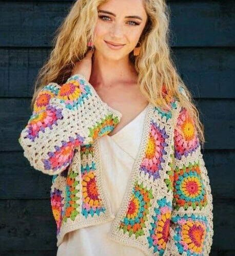 PATRÓN GRATIS Cardigan de Grannys a Crochet - Crochetisimo Crochet Patchwork Sweater, Crochet Granny Square Cardigan, Granny Square Cardigan, Square Cardigan, Patchwork Sweater, Patchwork Cardigan, Cardigan Crochet, Crochet Granny Square, Crochet Jacket