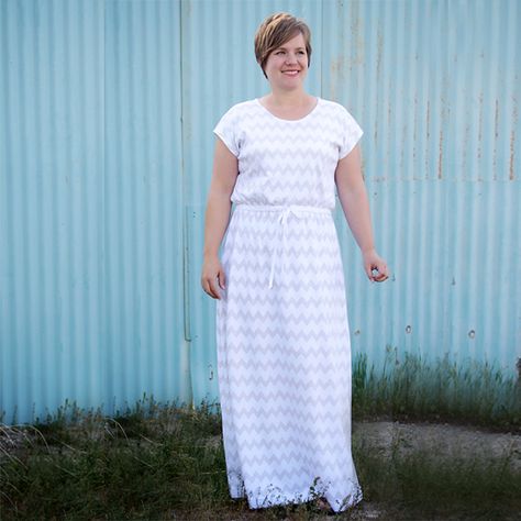 Learn how to sew a cute, comfy maxi dress (with sleeves!) using just a t-shirt as a guide - no pattern needed! How to make a maxi dress. Maxi Dress Pattern Sewing, Comfy Maxi Dress, Simple Sewing Tutorial, Plus Size Sewing Patterns, Plus Size Sewing, Dress Patterns Free, Dress Tutorials, Maxi Dress Pattern, Free Dresses