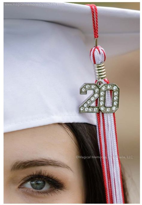 Graduation Cap Gown Photos, Outdoor Kindergarten Graduation Pictures, Studio Cap And Gown Photos, Cal And Gown Pictures, Fun Senior Picture Ideas 2023, Creative Cap And Gown Pictures, Female Cap And Gown Pictures, Outdoor Cap And Gown Pictures, Graduation Hair Styles With Cap