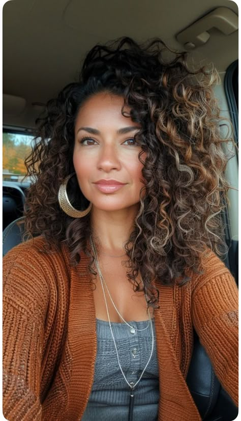 Hair Colors For Biracial Women, Dark Brown Hair With Peak A Boo Blonde Highlights, Different Color Curly Hair, Curly Natural Highlights, Curly Hairstyles 40 Year Old Women, Naturally Curly Highlights, Curly Hair Business Professional, Fall Hair Colors Curly Hair, Balayage On Black Curly Hair