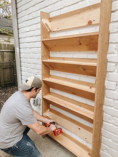 Diy Living Wall, Living Wall Diy, Garden Wall Planter, Herb Garden Wall, Wall Planters Outdoor, Diy Wall Planter, Herb Wall, Vertical Garden Design, Vertical Garden Wall