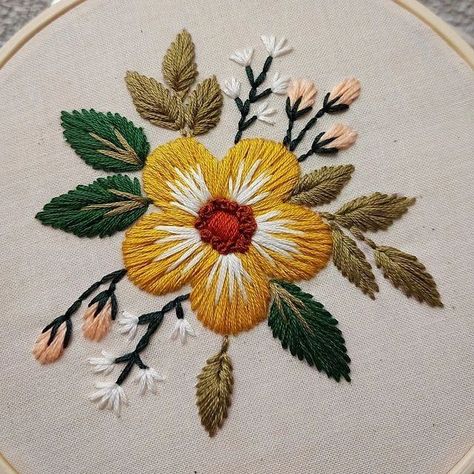 Diy Embroidery Projects, Beginner Embroidery, Hand Embroidery Patterns Flowers, Floral Embroidery Patterns, Flowers Embroidery, Hand Embroidery Projects, Hand Embroidery Flowers, Pola Sulam, Brazilian Embroidery