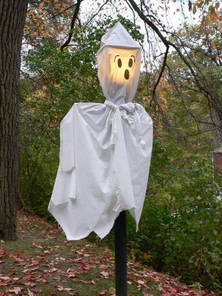 All you need is a white sheet, a lamp-post, and a black sharpie/fabric paint (and some imagination).  Looks so great at night and with a little wind- you have a flying and spooky ghost!   http://styleandcentsability.wordpress.com/2010/10/25/diy-halloween-decor/ Halloween Decorations Cheap, Jar Decoration Ideas, Halloween Decorations Indoor Scary, Inexpensive Halloween Decorations, Cheap Halloween Diy, Cheap Diy Halloween Decorations, Wreath Snowman, Cheap Halloween Decorations, Halloween Discount