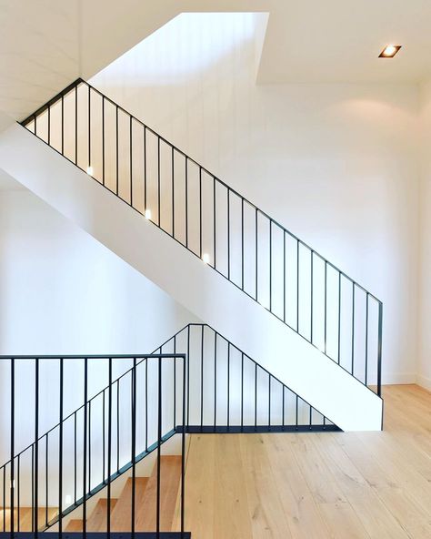 تحت الدرج, Modern Stair Railing, Staircase Railing Design, Diy Staircase, Staircase Handrail, House Staircase, Entry Stairs, Stair Railing Design, Open Staircase