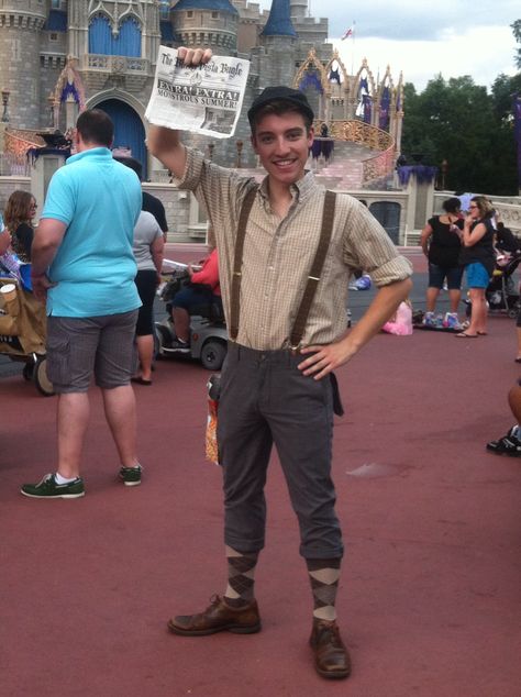 Newsie costume for Halloween! Love you @Zachary Hamilton and I love the costume! Newsie Costume, Newsies Outfit, Newsies Costume, Annie Costume, Spirit Days, Halloween Love, College Clothes, Disney Bounding, Costume For Halloween