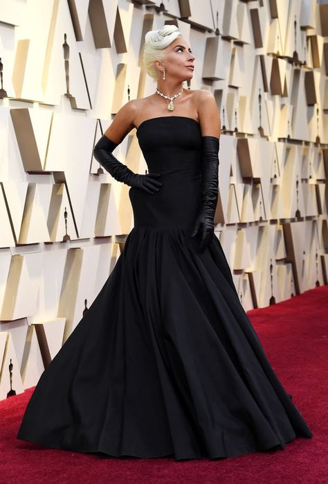 Lady Gaga at the 2019 Oscars Oscar Gowns, Painting Famous, Lady Gaga Photos, Oscars Red Carpet, Alexander Mcqueen Dresses, Best Red Carpet Looks, Queen Latifah, Atelier Versace, Dior Haute Couture