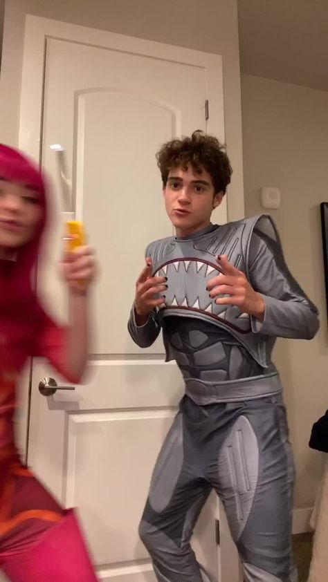 Sabrina Carpenter And Joshua Bassett, Sharkboy Costume, Shark Boy Costume, Sabrina Costume, Terrifying Halloween Costumes, Josh Bassett, Iconic Singers, Aesthetic Halloween Costumes, Gay Halloween Costumes