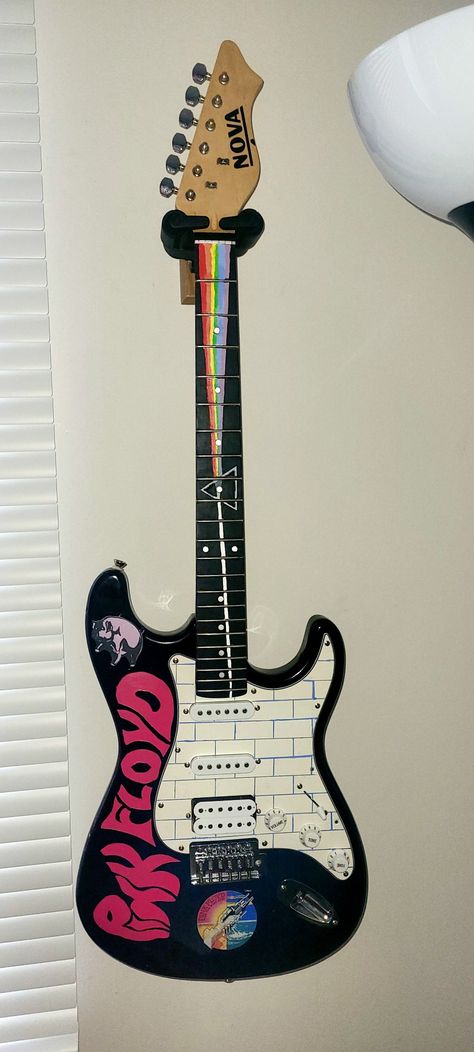 #pinkfloyd #guitar #dsotm #thewall #wishyouwerehere Painting On Electric Guitar, Custom Painted Guitar, Painted Pickguard, Funky Guitars, Pink Floyd Quotes, Guitar Doodle, Pink Floyd Guitar, Instruments Art, Guitar Stickers