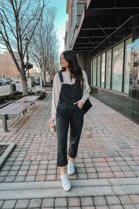 Overalls With Sneakers, Black Cotton Overalls Outfit, Black Overall Outfit Women, Black Overalls Aesthetic, Styling Black Overalls, Black Jean Overalls Outfit, Overalls Work Outfit, Black Overalls Outfit Aesthetic, Spring Overalls Outfit