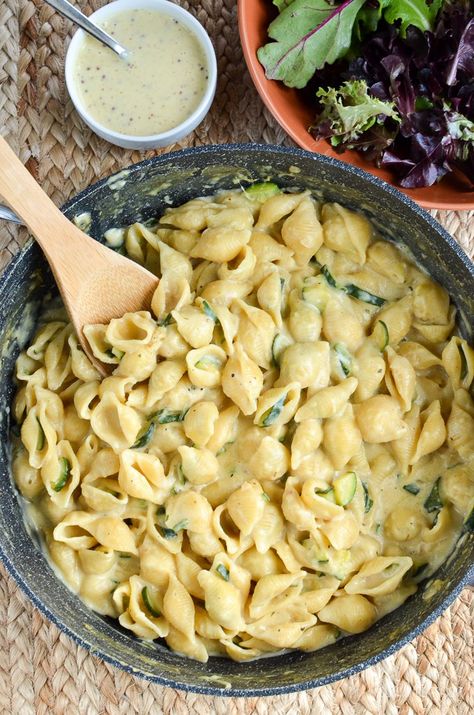 An easy, delicious Syn Free One Pot Creamy Zucchini Pasta that the whole family will love. All ready and on the table in less than 30 mins. Creamy Zucchini Pasta, Pasta Vegetarian, Creamy Zucchini, Quick Delicious Meals, Zucchini Pasta, Syn Free, One Pot Pasta, Pasta Salad Recipes, World Recipes