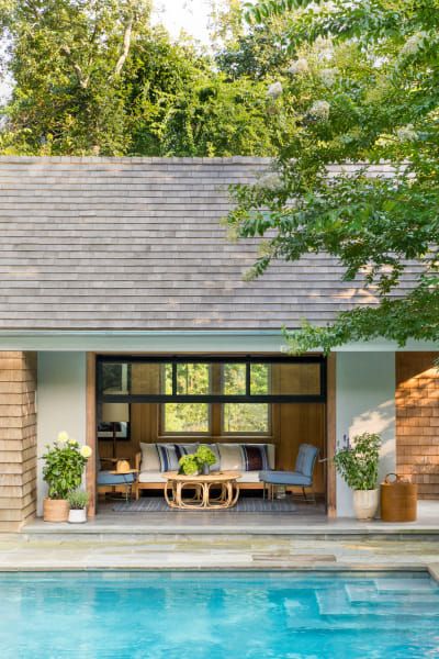 modern patio ideas Beach House Ideas, East Hampton Houses, Fairy Garden Containers, Hampton Home, Hampton House, Coastal Theme, Pink Sofa, Hamptons House, Modern Patio