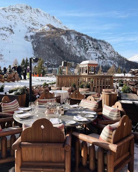 Loulou Restaurants | Lunch time at Loulou! 📸 @juliamateian #loulouvaldisere#loulourestaurant#loulougroupe | Instagram Alpine Restaurant, Ski Trip Aesthetic, France Winter, Switzerland Mountains, Skiing Aesthetic, Vail Village, Cabin Trip, Parisian Life, Ski Season