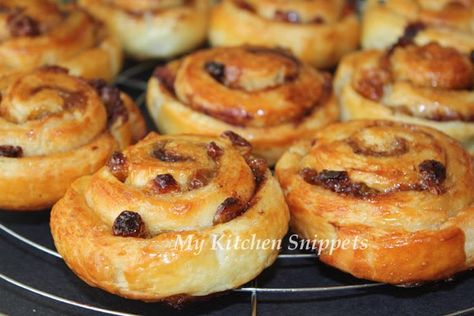 Raisin Buns Recipe, Raisin Buns, Orange Butter Cake, Orange Butter, Raisin Cake, Braised Lamb Shanks, Butter Cake Recipe, Sweet Dough, Breads & Buns