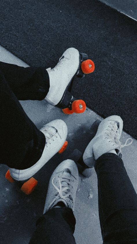 Rollerskating Couple Aesthetic, Roller Skating Couple Aesthetic, Rollerskating Couple, Roller Skating Date Aesthetic, Roller Skating Couple, Roller Skates Aesthetic, Skates Aesthetic, Lowkey Relationship Pictures, Vida Aesthetic