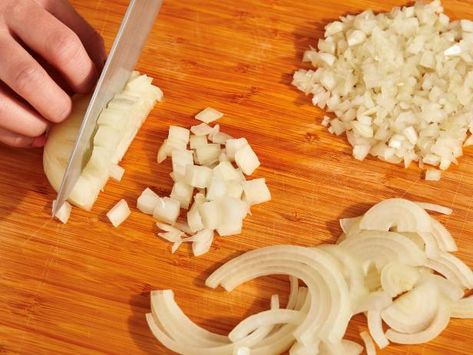 A step-by-step guide. Dice An Onion, Cut An Onion, Chopping Onions, Holiday Casseroles, How To Cut Onions, Fed And Fit, Paleo Chili, Chili Relleno, Vidalia Onion