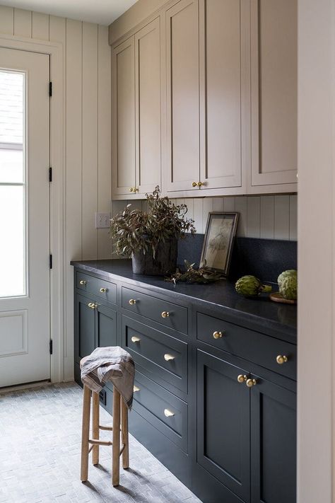 26 Best Paint Colors For Kitchens With Dark Cabinets Cream Kitchen Cabinets, Kabinet Dapur, Farmhouse Kitchen Cabinets, Transitional Kitchen, Laundry Room Design, Counter Tops, Renovation Ideas, Low Country, Mid Size