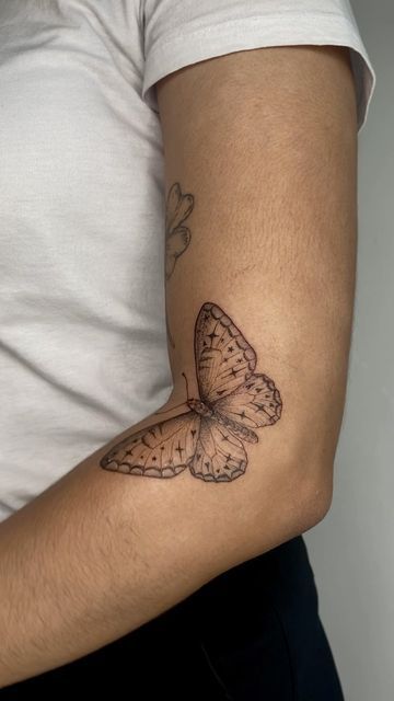 Inner Elbow Tattoos, Butterfly Thigh Tattoo, Borboleta Tattoo, Butterfly Tattoo Ideas, Unique Butterfly Tattoos, Upper Back Tattoos, Pola Tato, Small Butterfly Tattoo, Unique Butterfly