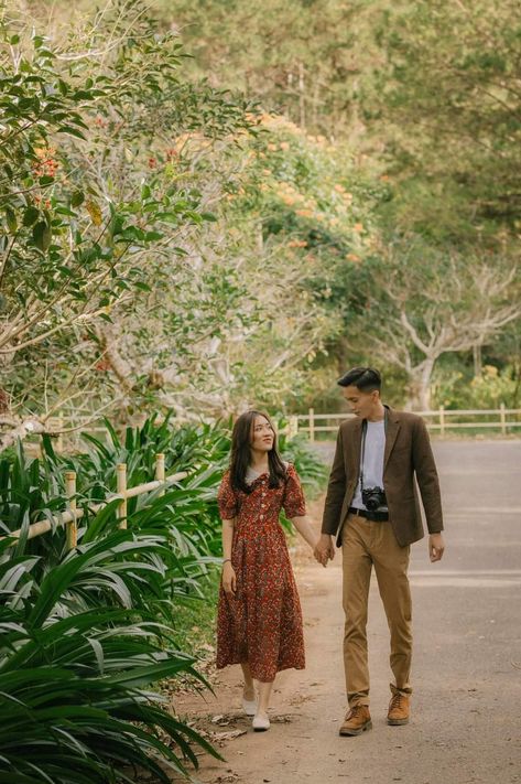 Prenup Outfit, Prewedding Outdoor, Pre Wedding Photoshoot Outdoor, Birthday Fashion, Pre Wedding Poses, Photo Poses For Couples, Wedding Essentials, Wedding Prep, Pre Wedding Photoshoot