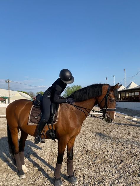 Horseback Riding Outfit, Riding Outfit Equestrian, Aesthetic Equestrian, Pictures With Horses, Equestrian Outfit, Horseback Riding Outfits, Equestrian Aesthetic, Equestrian Chic, Go Ride