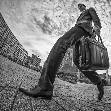 Willem Jonkers: The Fisheye Master Of Street Photography Fisheye Photos, Fisheye Photography, Street Photography Tips, Street Photography Urban, A Level Photography, Perspective Photography, Fish Eye, Fish Eye Lens, Photographs Of People