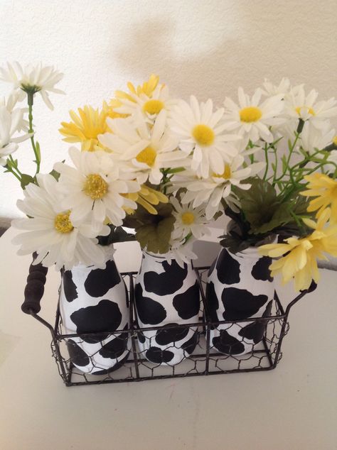 Cow Party Centerpieces, Confirmation Ideas, Decor Cozinha, Black White Decor, Flower Bows, Cow Kitchen Decor, Cow Prints, Emma Marie, Cow Kitchen