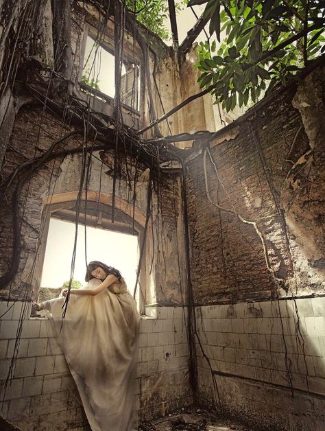 If only this castle was not in ruins! Kansas City Wedding Photography, Photoshoot Portrait, Image Nature, Photoshoot Props, Fantasy Photography, Back Drop, Photoshoot Concept, Prewedding Photography, Shooting Photo