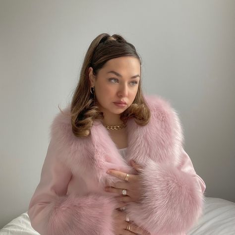 Pink girl influencing fashion Pink Fur Coat Aesthetic, Pink Fur Coat Outfit, Fur Coat Photoshoot, Faux Fur Coat Outfit, Fur Coat Aesthetic, Girly Closet, Coat Aesthetic, Hoco 2023, Faux Fur Coats Outfit