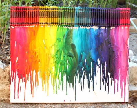 Rainbow Crayon Melt, Crayon Art Melted Ideas, Crayon Drip Art, Crayon Melting Art, Crayon Art Tutorials, Crayon Canvas Art, Melted Crayon Canvas, Melted Crayon Crafts, Crayons Art