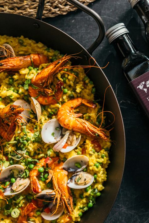 Seafood paella recipe that brings the authentic taste of Spain to your kitchen! Packed with shrimp, mussels, and peas, this dish is perfect for any occasion. Made in a Skottsberg paella pan for the perfect texture and flavour. Follow our step-by-step guide to create a stunning paella that will impress your family and friends! Classic Beef Stew Recipe, Seafood Paella Recipe, Braised Chicken Recipes, Bbq Vegetables, Easy Paella, Paella Recipe Seafood, Vegetable Stir Fry Recipe, Classic Beef Stew, Tomato Risotto