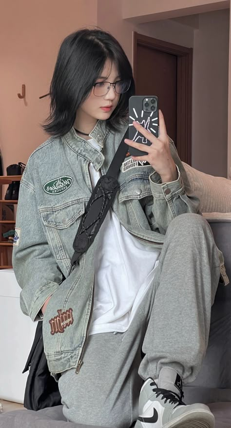 Tomboy Ulzzang, Tomboy Capsule Wardrobe, Tomboy Dress, Tomboy Dresses, Tom Girl, Tomboy Girls, How To Wear Jeans, Tomboy Aesthetic, Boyish Girl