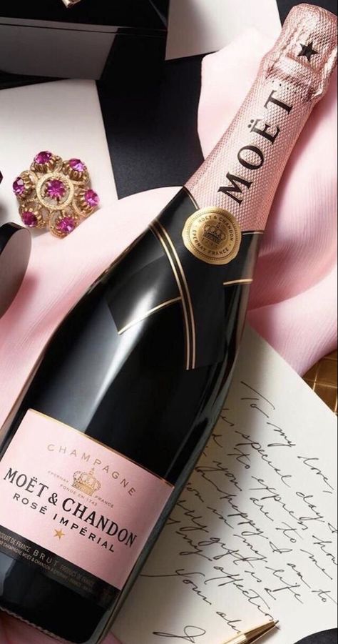 Moet Rose, Chandon Rose, Moet Chandon Champagne, Moët Chandon, Champagne France, Will You Be My Bridesmaid Gifts, Champagne Party, Rose Champagne, Moet Chandon