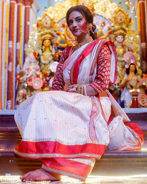 113.4k Likes, 1,354 Comments - Nusrat (@nusratchirps) on Instagram: “Simplicity is the ultimate sophistication... #DurgaPuja2019” Nusrat Jahan, Saree Navel, Wedding Couple Poses Photography, Designer Lehenga Choli, Durga Puja, Indian Outfit, Saree Blouse Designs, Bollywood Fashion, Desi Beauty