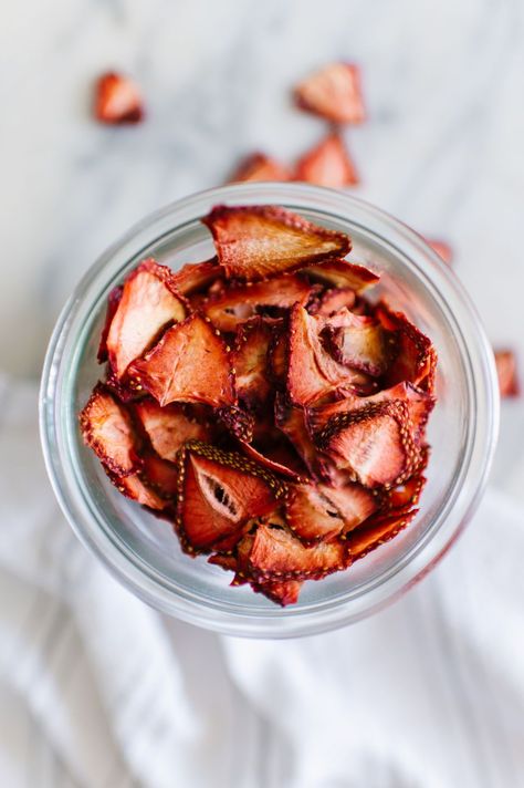 When it comes to preserving strawberries, preserving methods such as making strawberry jam, freezing and making pie filling can easily come to mind. But have you considered dehydrating strawberries?! Strawberry Fruit Roll Ups, Preserving Strawberries, Dehydrating Strawberries, Dehydrate Strawberries, Making Strawberry Jam, Dehydrated Strawberries, Strawberry Huller, Dehydrating Food, How To Make Pie