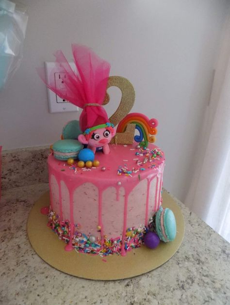 Poppy Birthday Cake, Princess Poppy Birthday Cake, Poppy Trolls Cake, Cake With Macaroons, Princess Poppy Cake, Trolls Birthday Party Cake, Cakes Frosting, Trolls Birthday Cake, Birthday Drip Cake