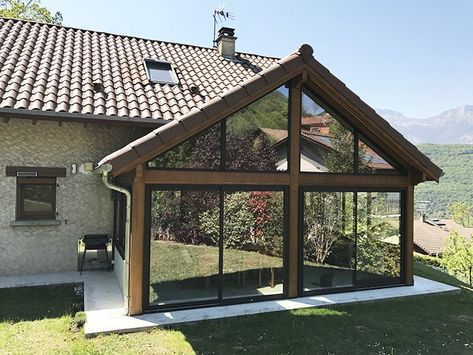 Avis Vie & Véranda : Une véranda Bois à Vizille Extension Veranda, Conservatory Ideas, Lake House, Bathrooms Remodel, Gazebo, Life Hacks, Pergola, Bathrooms, Outdoor Structures