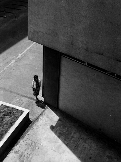 Michelangelo Antonioni's LA NOTTE (1961). Michelangelo Antonioni, Pier Paolo Pasolini, Jeanne Moreau, Film Images, Movie Shots, Photo D Art, Film Inspiration, Black And White Film, Movie Stills