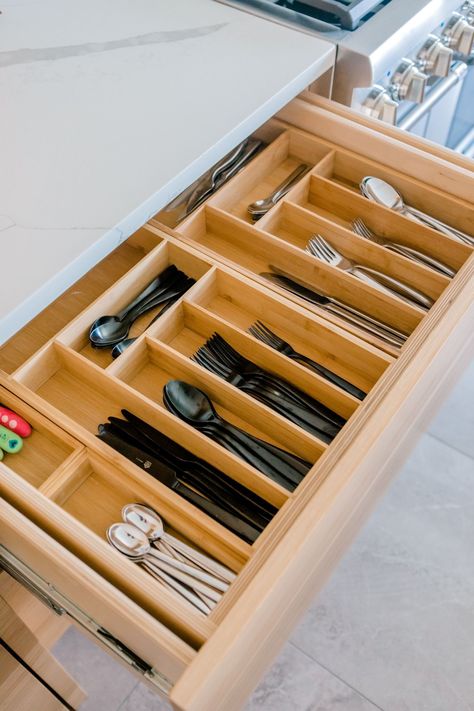 Spring Cleaning Tips Kitchen Knife Storage, Knife Organization, Cutlery Drawer, Drawer Organization, House Organisation, Kitchen Drawer Organization, Spring Cleaning Hacks, Kitchen Drawer, Cabinetry Design